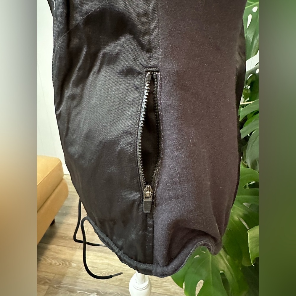 đď¸ Fabletics VEST great condition. - Picture 8 of 10